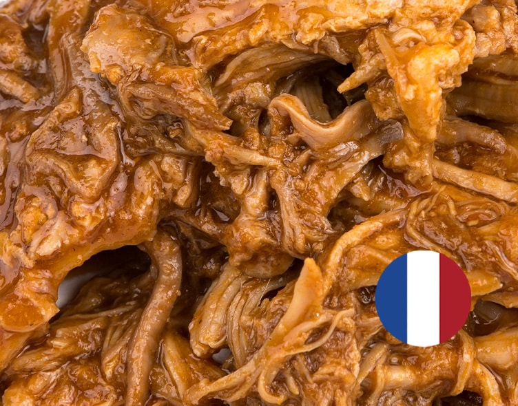 FOCUS sur notre PORC BARBACOA : Notre viande de porc française, délicatement effilochée et cuisinée dans une marinade barbecue, offre une expérience gustative inoubliable, mariant des saveurs fumées et sucrées.